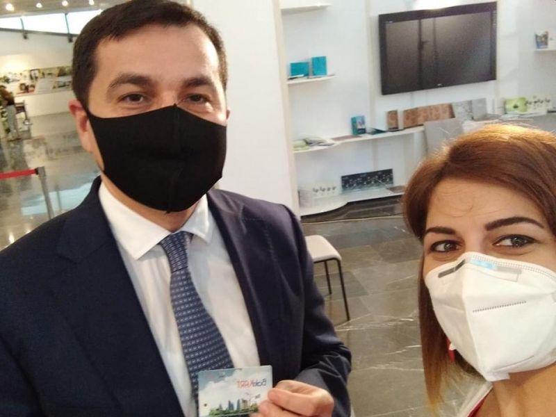 İlham Əliyevin köməkçisi sözünün üstündə durdu — Avtobus kartını göstərdi
