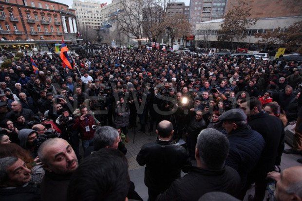 SON DƏQİQƏ! Ermənistanda ara qarışdı: Küçələrə axışırlar 