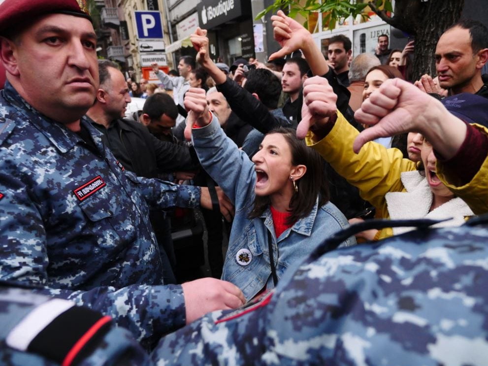Ermənistanda əsgər anaları TƏŞVİŞDƏ: “Övladlarımızdan xəbər ala bilmirik”