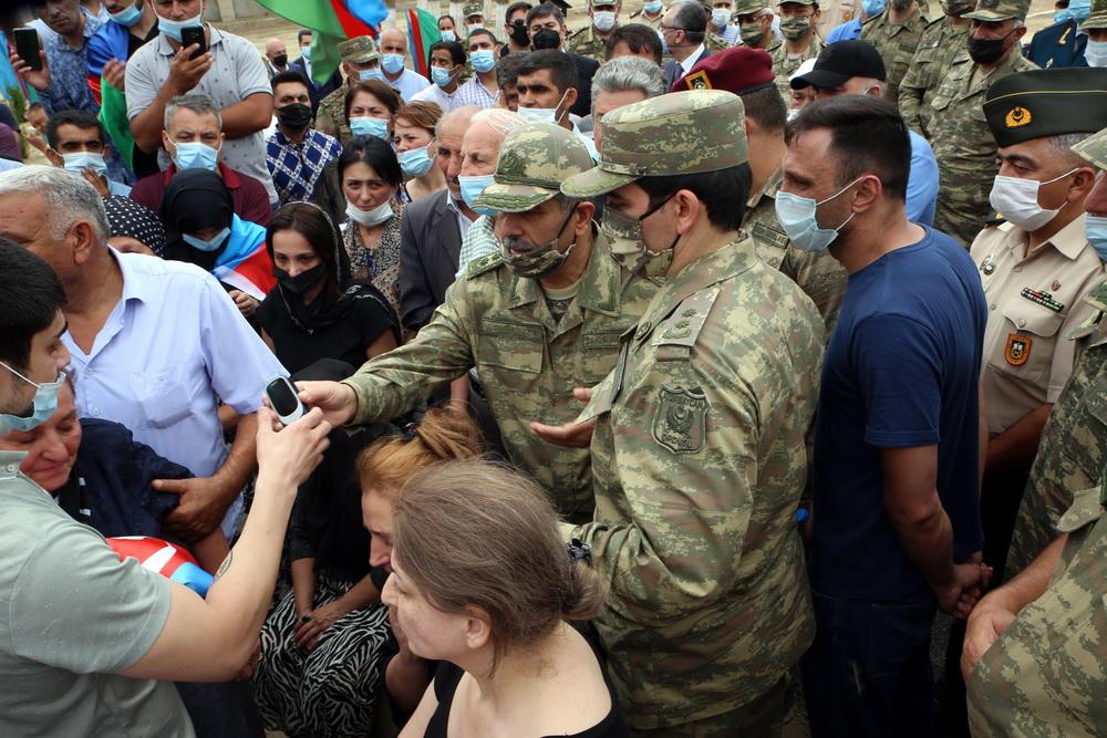 Generalın dəfnində duyğulu anlar: İlham Əliyev Zakir Həəsnova zəng etdi  (VİDEO)