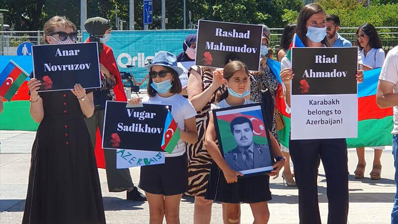 Şəhid qızı BMT binası qarşısında bəyanat verdi - FOTO