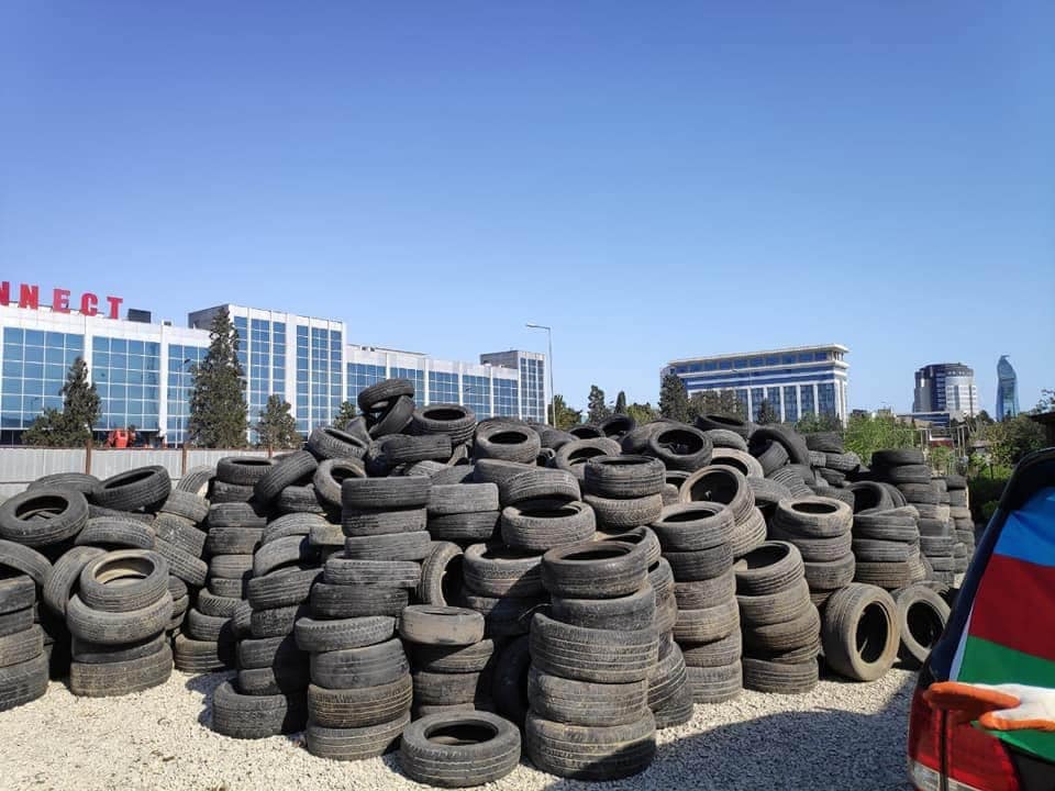 ELAN! Cəbhə bölgəsinə göndəriləcək təkərləri maşına toplamağa canlı qüvvə tələb olunur