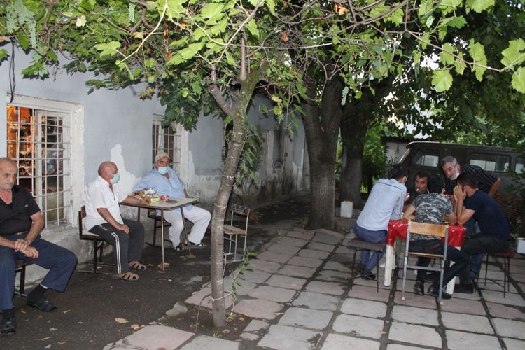 Gizli fəaliyyət göstərən çayxananın Səhiyyə Nazirliyinin balansında olduğu məlum olub