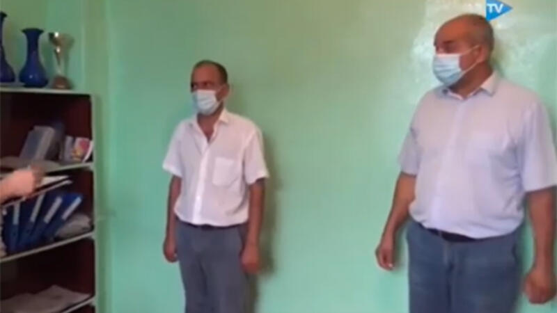 Azərbaycanda vəzifəli şəxslər  kafedə rüşvət alarkən tutuldu  - Gizli çəkilmiş VİDEO