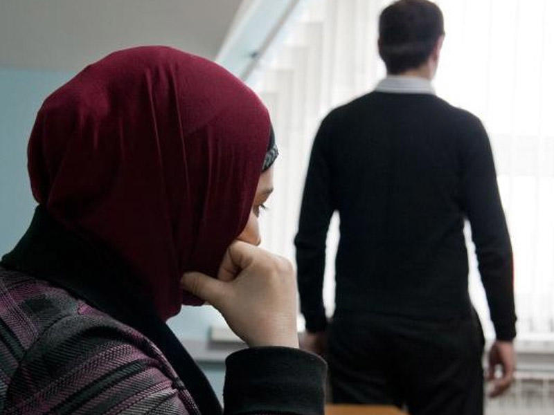 Kişi qadını boşayarkən ona verdiyi hədiyyələri və zinət əşyalarını geri ala bilərmi?