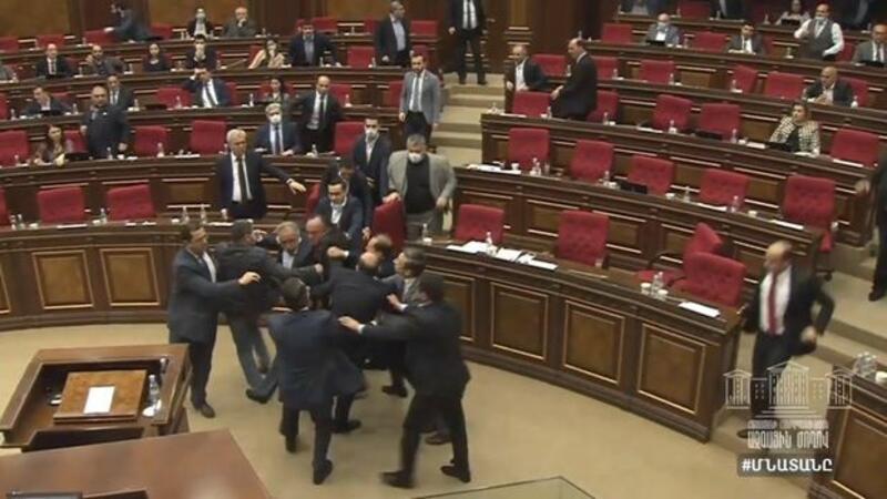 “Dayı” sözü Ermənistan parlamentini biri-birinə vurdu - VİDEO