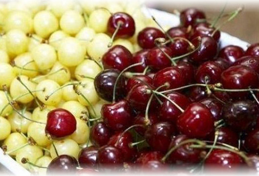 Hansı gilas daha faydalıdır - qırmızı yoxsa ağ?