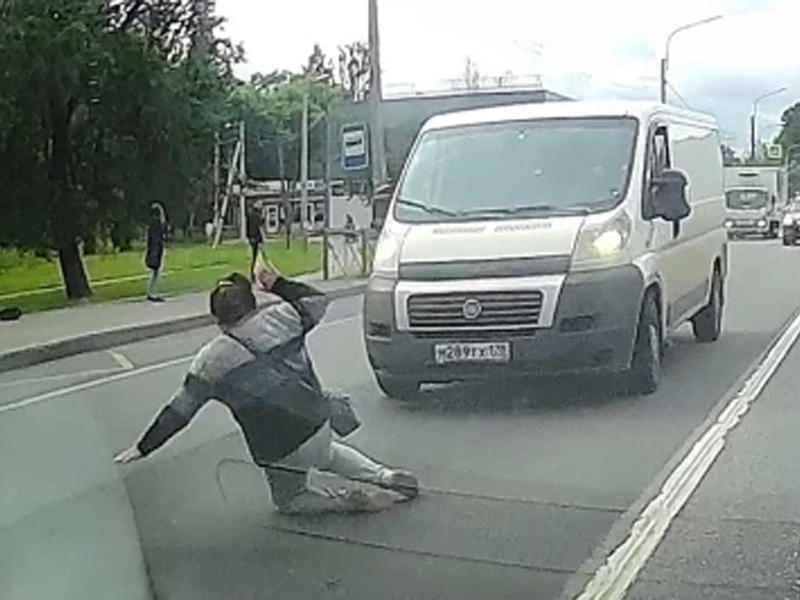 Yolu qadağan edilmiş yerdən keçən qadın ölümdən son anda xilas oldu - VİDEO