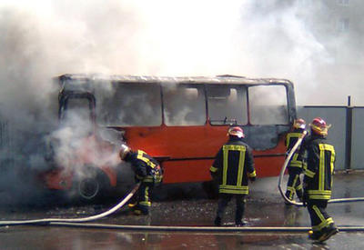 Bakıda sərnişin avtobusu yanıb