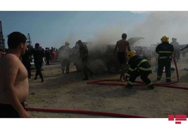 Bakıda çimərlikdə avtomobil yanıb - FOTO