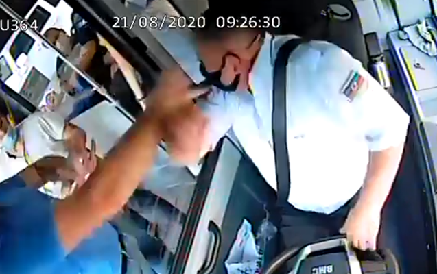 Bakıda avtobusda dava: \\\"Maskanı taxın\\\" deyən sürücü döyüldü - VİDEO