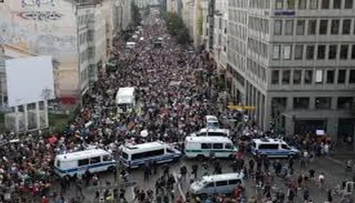 Berlindəki etirazçılar Rusiya səfirliyini mühasirəyə aldılar : şok tələb