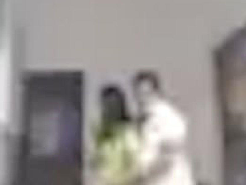 Kameranın açıq olduğunu unudan vəzifəli şəxs katibəsi ilə öpüşərkən \\\"Zoom\\\"a düşdü - FOTO