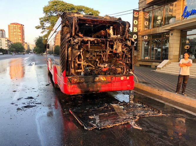 Bakıda qorxulu anlar: Sərnişin avtobusu yandı