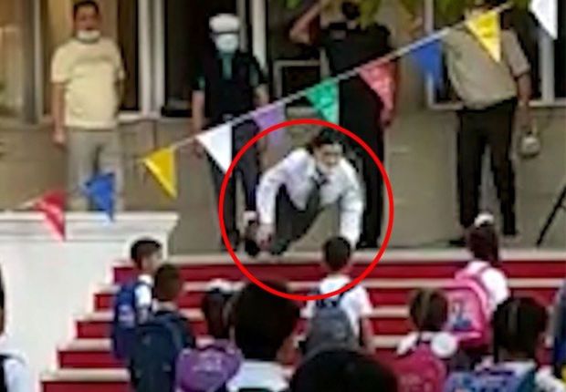 Azərbaycanda məktəbdə dəhşət: Hamının gözü qarşısında huşunu itirdi (VİDEO)