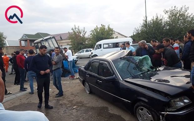 Biləsuvarda “Mercedes” traktorla toqquşdu, yaralılar var