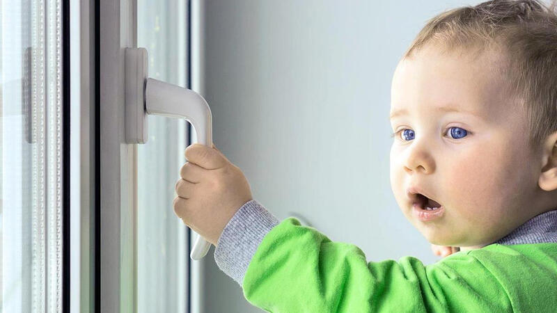 Onlayn dərs keçən müəllimin uşağı 7-ci mərtəbədən YIXILIB ÖLDÜ - FOTO