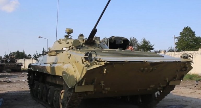Azərbaycan düşmənin atıb getdiyi tankları rəngləyir