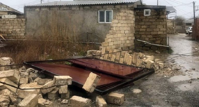 Bakının Xəzər rayonunda bədbəxt hadisə zamanı iki nəfər xəsarət alıb.