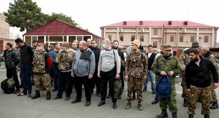 Canlı qüvvəsi tükənən Ermənistan qocalardan ibarət növbəti qrupu cəbhəyə göndərir - FOTO