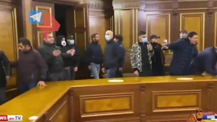 SON DƏQİQƏ! Etirazçılar Paşinyanın kabinetini dağıtdı