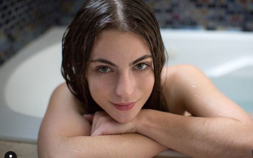 Tinder modeli gözəlliyinə görə blokladı
