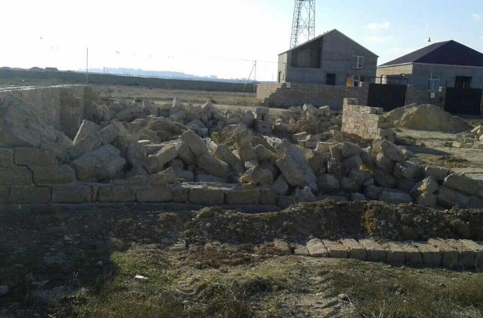İcra Hakimiyyəti ön cəbhədə döyüşən əsgərin tikilməkdə olan evini sökdürüb - İDDİA+ FOTOLAR