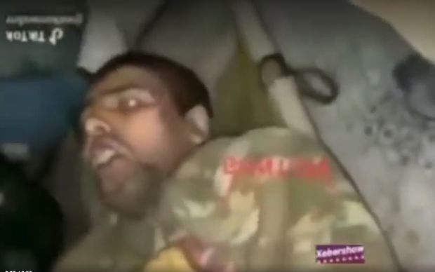 Erməni əsgərlər əsir götürdükləri azərbaycanlı əsgərə işgəncə verir