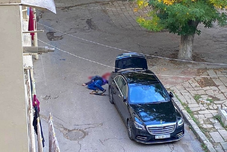 Bakıda 36 yaşlı şəxs \\\"AA\\\" seriyalı maşının yanında özünü avtomatla vurdu - FOTO