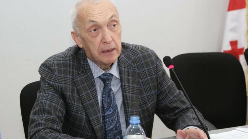 Gürcüstanın baş infeksionistinin halı PİSLƏŞDİ