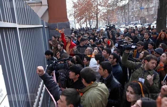 Ermənistanda vətəndaş müharibəsi: XALQ PAŞİNYANI ASACAQ?