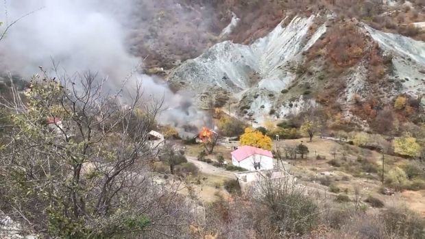 “Moskovskiy komsomolets”: Ermənilər Qarabağdakı evləri yandırır, Türkiyə isə Şuşa üçün planlar qurur