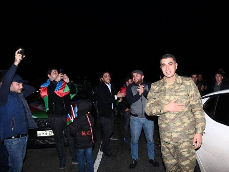 15 yaralı döyüş yoldaşını düşmən pusqusundan çıxaran zabitimiz evə dönüb - VİDEO 