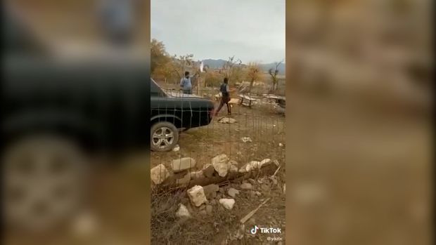 Azərbaycan hərbçisi ilə qarşılaşan erməni görün nə etdi - ŞOK VİDEO