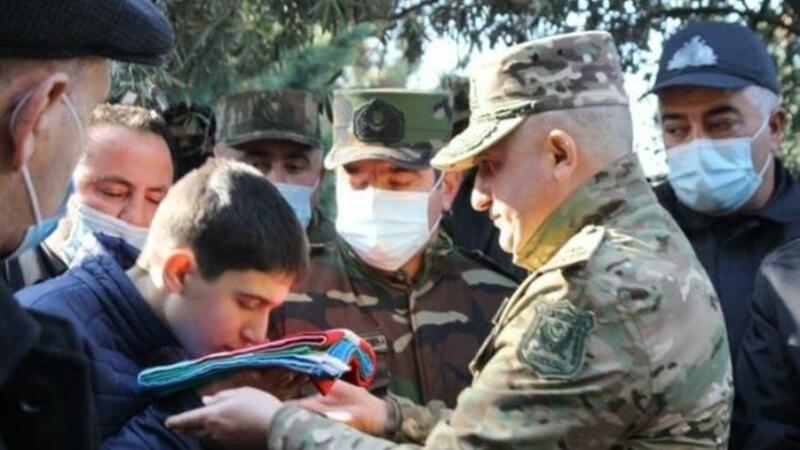 General şəhid polkovnikin övladının alnından öpdü - FOTO