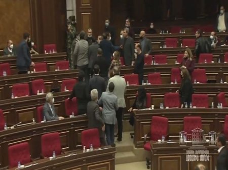 Ermənistan parlamentində dava: “Paşinyan Azərbaycanda animasiya filmlərinin qəhrəmanına çevrilib” - VİDEO