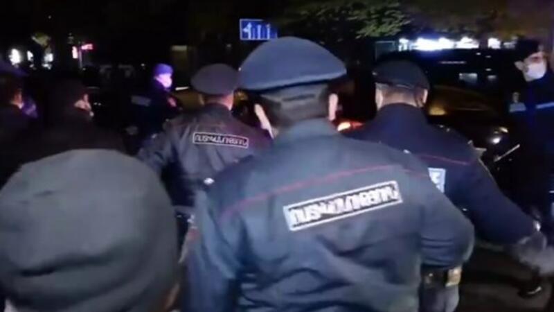 İRƏVAN QARIŞDI: Paşinyanın avtomobil kortejinin qarşısını kəsdilər - VİDEO