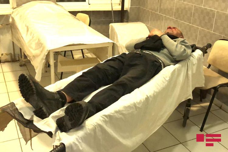 SON DƏQİQƏ! Xalq artistinin qardaşı özünü maşının altına atıb - FOTO
