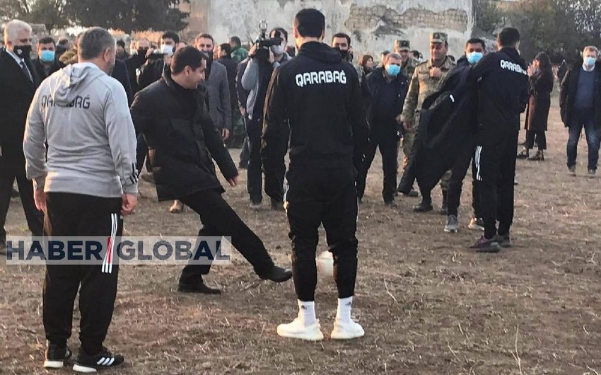 Hikmət Hacıyev Ağdamda \\\"Qarabağ\\\"la futbol oynadı - Video