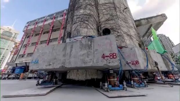 Çində məktəb binası yerdən götürülərək 62 metr kənara çəkildi - VİDEO