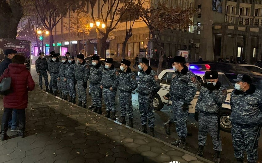 Ermənistan dağılır: Yollar bağlandı, həbslər başladı