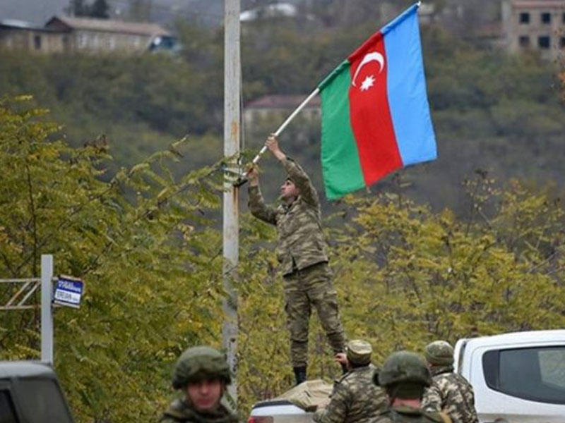 Azərbaycan hərbçiləri Laçın şəhərini bayraqla bəzədi - FOTO