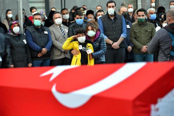 Ürək dağlayan görüntü! Şəhidin əmanəti dəfn bitənə qədər belə durdu