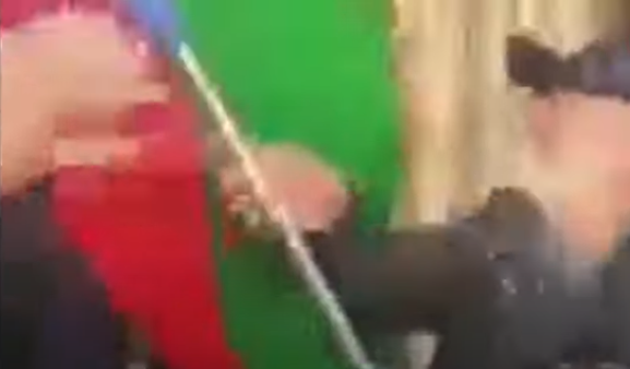 Erməni Aşot Azərbaycan bayrağı qaldırıb “Qarabağ Azərbaycandır” dedi
