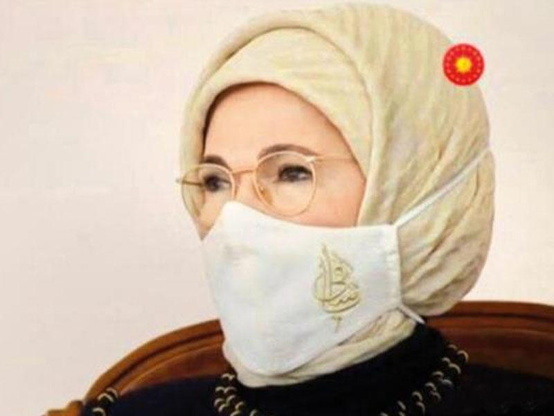 Əminə Ərdoğanın Azərbaycan səfərində diqqət çəkən məqam - Maskasına yazılan sözün mənası nədir? - FOTO