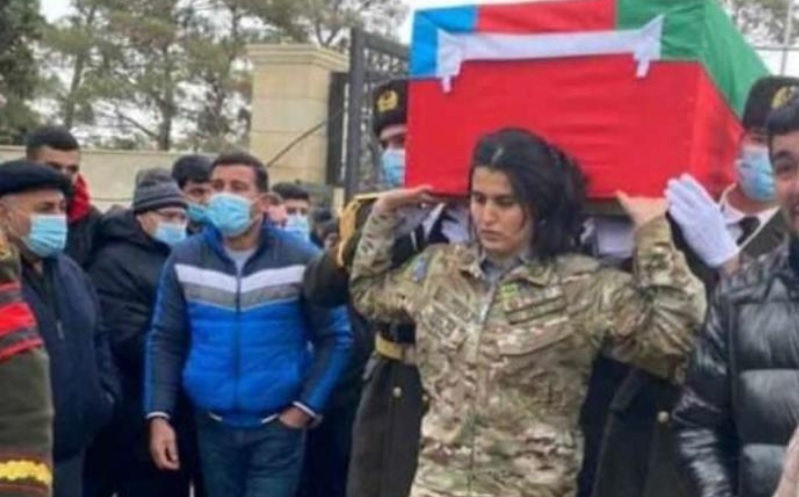 Çiynində Şəhid yükü daşıyan qadın... Reportaj