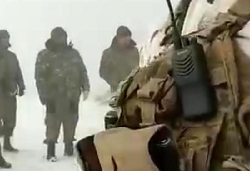 ŞOK GÖRÜNTÜLƏR! Erməni terrorçuları silahı belə təhvil verib,təslim oldu