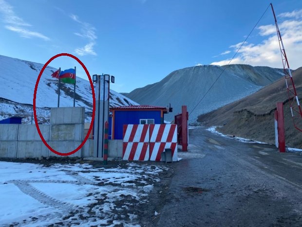 Görüntülər  erməniləri dəli  etdi - Mübahisəli ərazidə Azərbaycan və Türkiyə bayraqları yanaşı asıldı -  FOTO