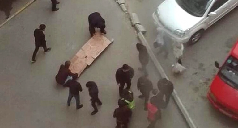 Bakıda dəhşətli an: Gənc özünü binadan atdı - HADİSƏ YERİNDƏN VİDEO