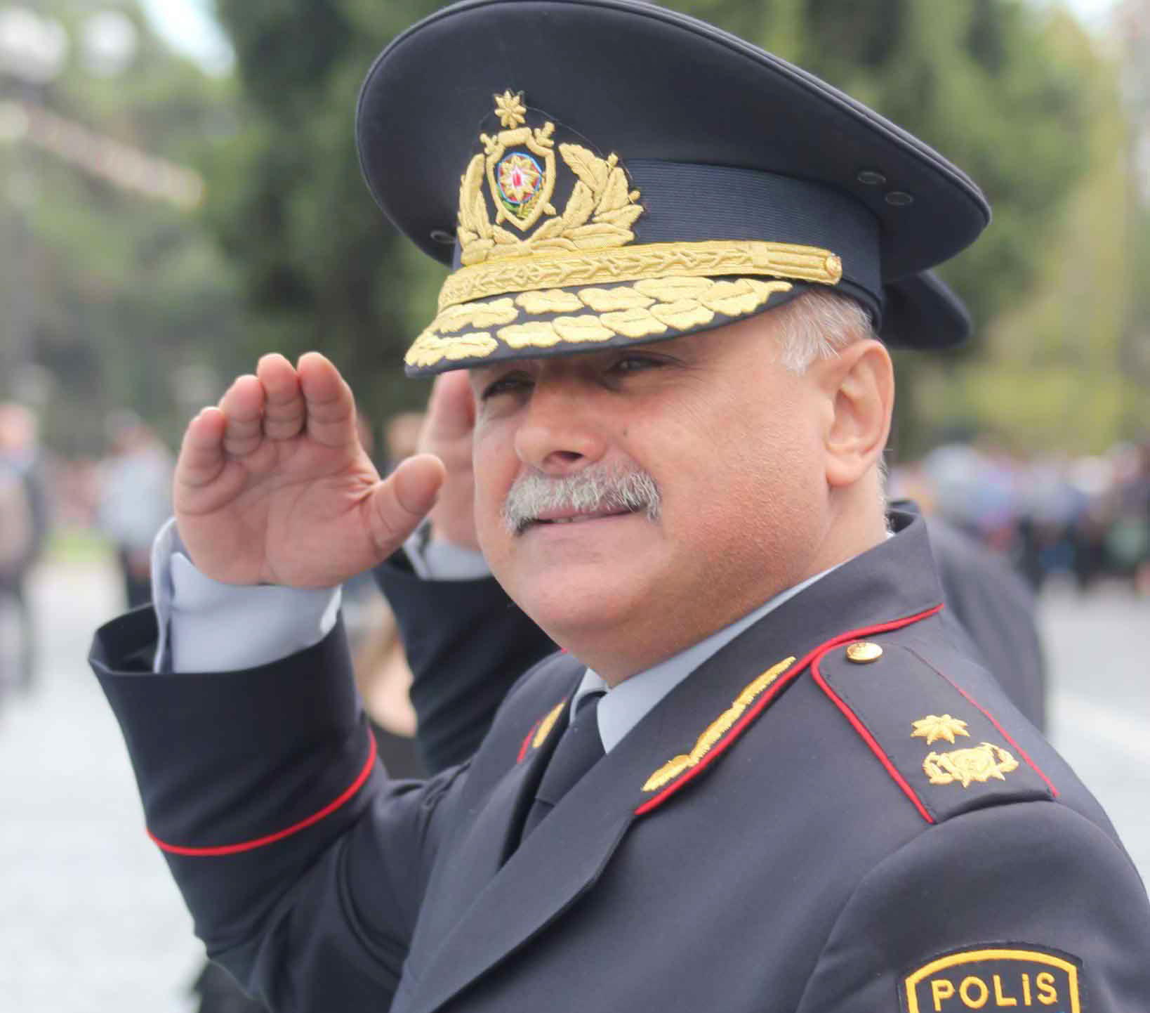 İNTİHAR EDƏN POLİS RƏİSİ GÖRÜN HANSI GENERALIN QARDAŞIDIR  -  FOTO